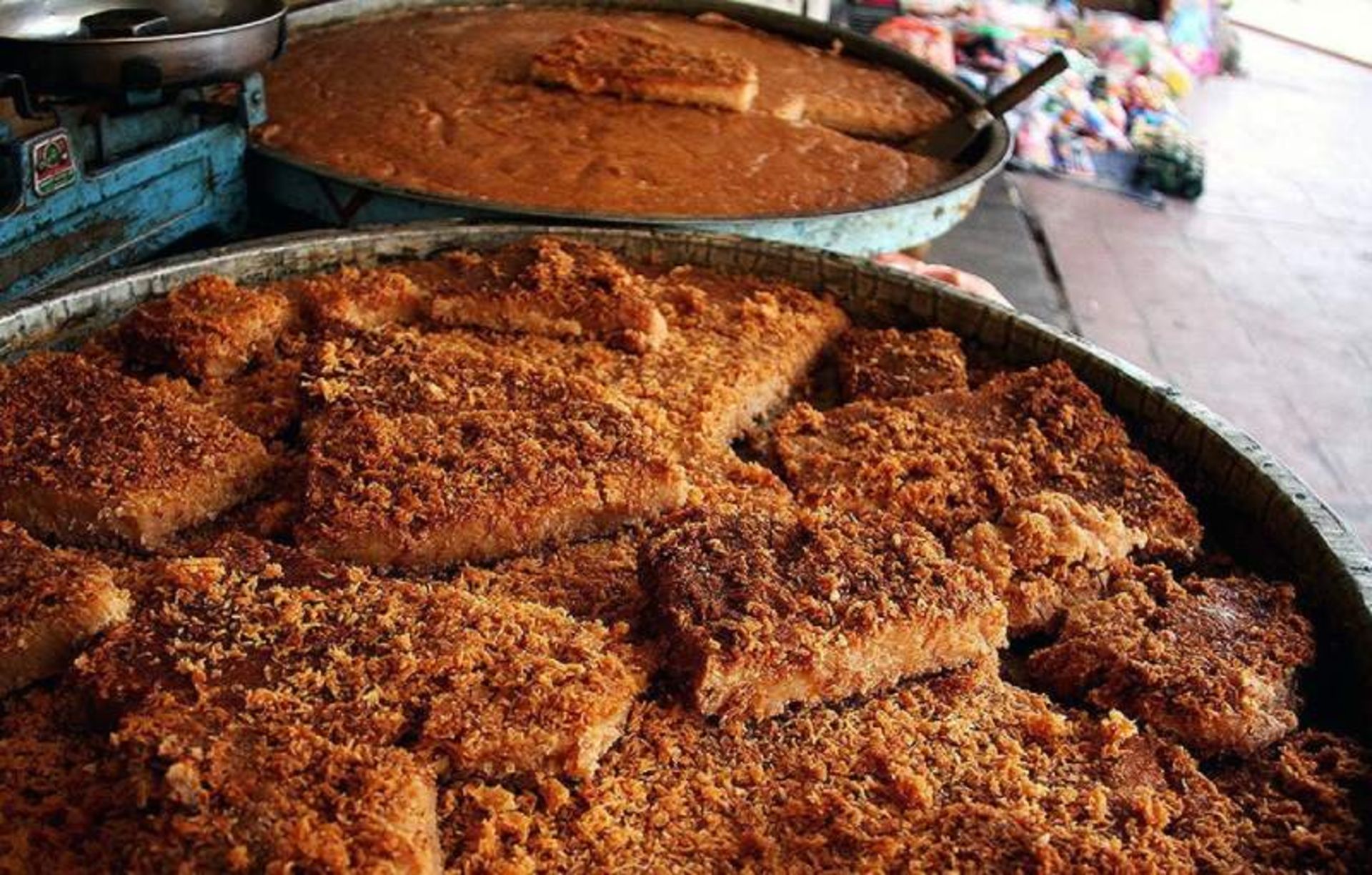 Selling Dehin Karbala halva on the street