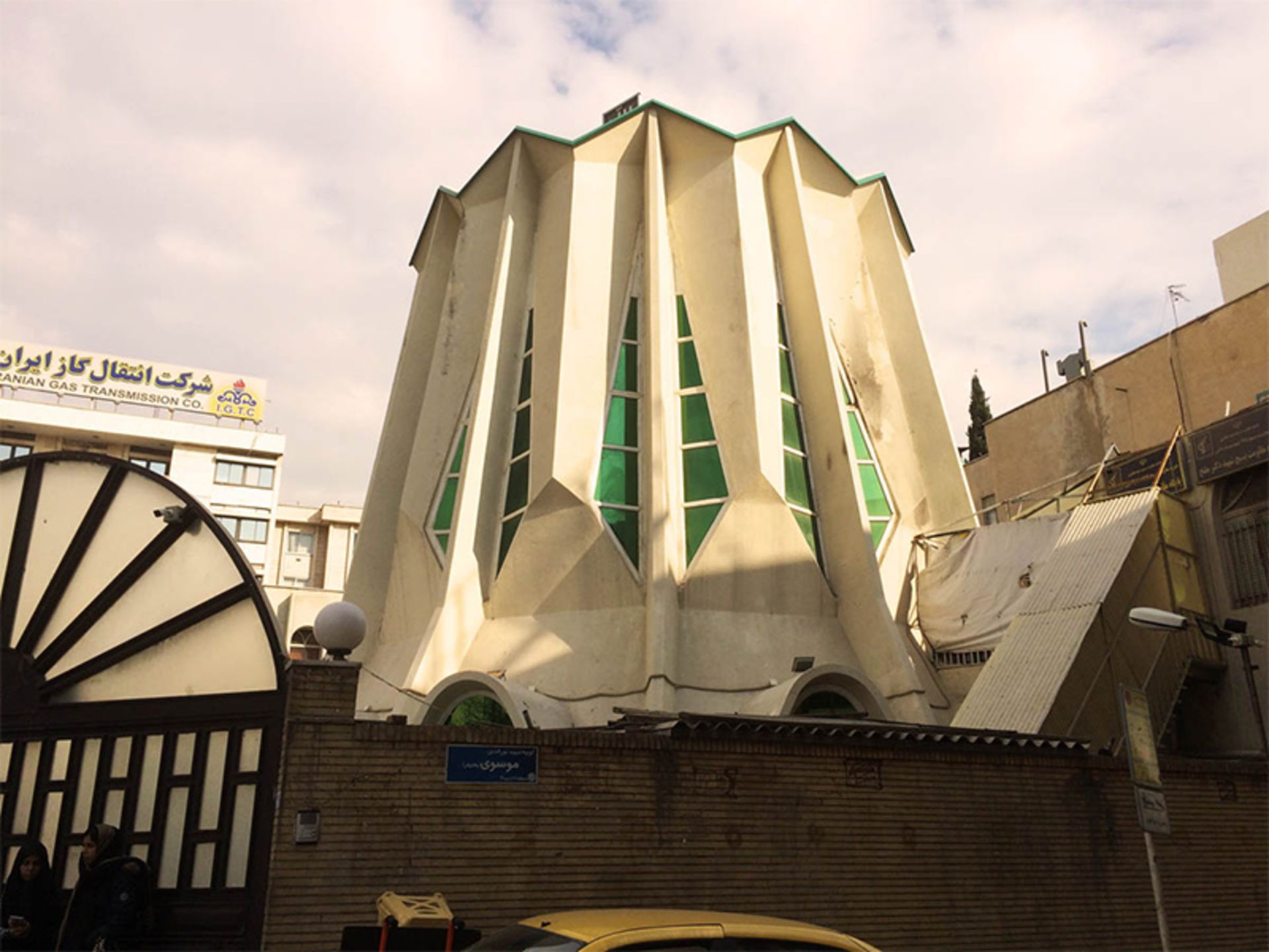 The modern architecture of Haft Tir al-Javad Mosque