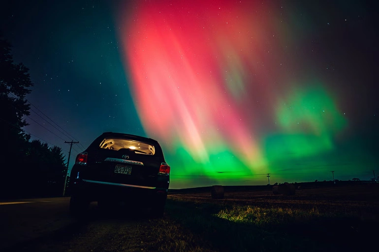 What is the reason for the differe colors in the aurora borealis?