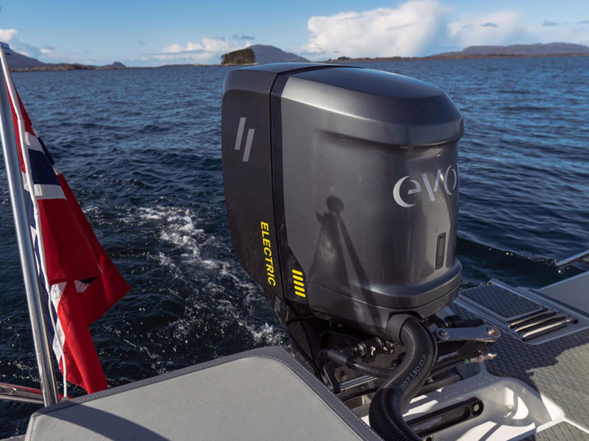   Platopus hybrid submarine on clear waters