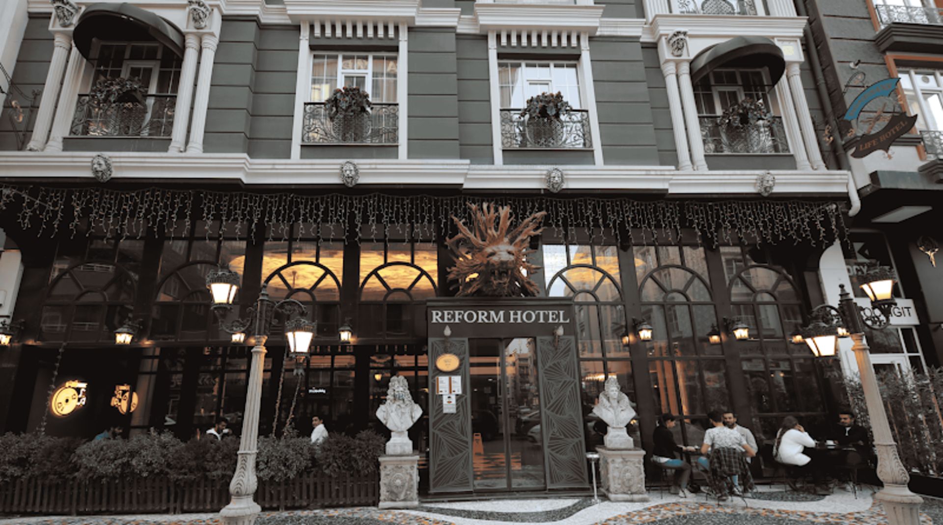 The erance door of Reform Hotel with a modern view