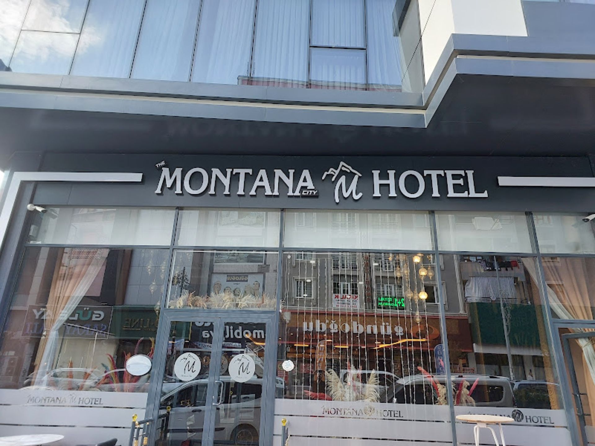The erance door of Moana Hotel in Van
