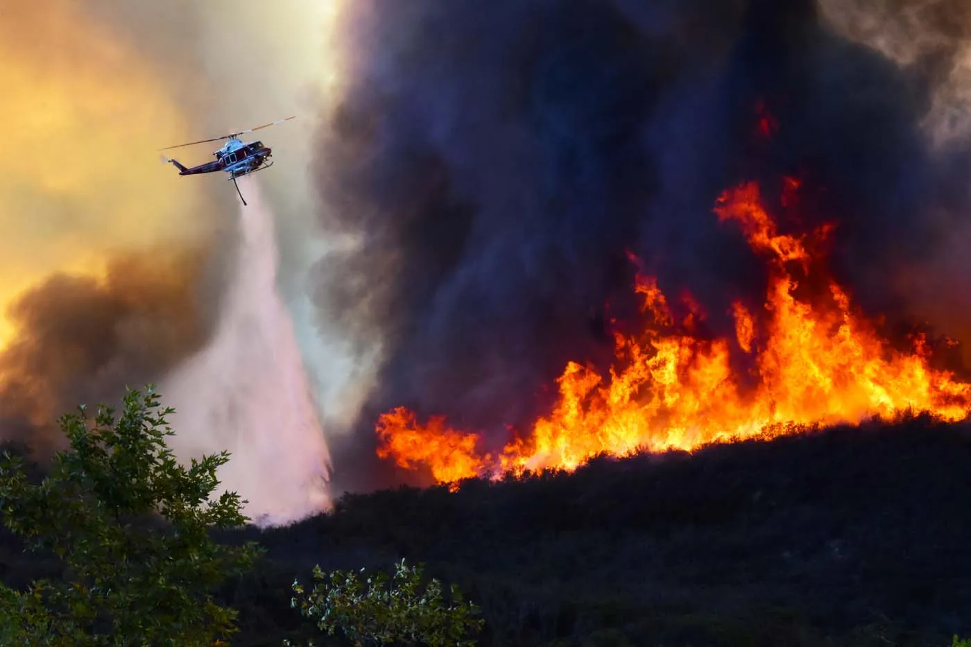 Airplane in the heart of the fire to extinguish it