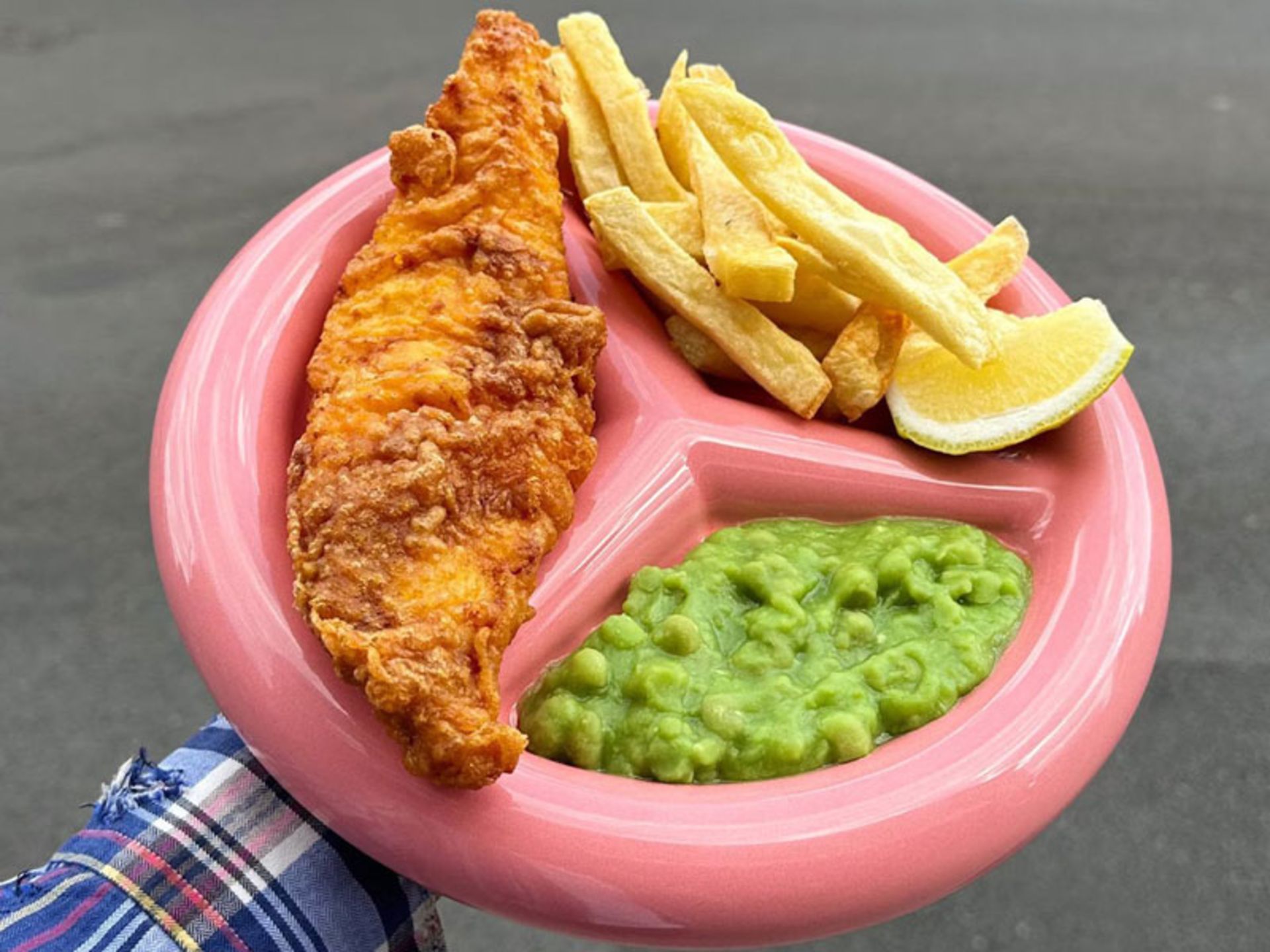 Food in Mercedes-Benz coainers for glamping