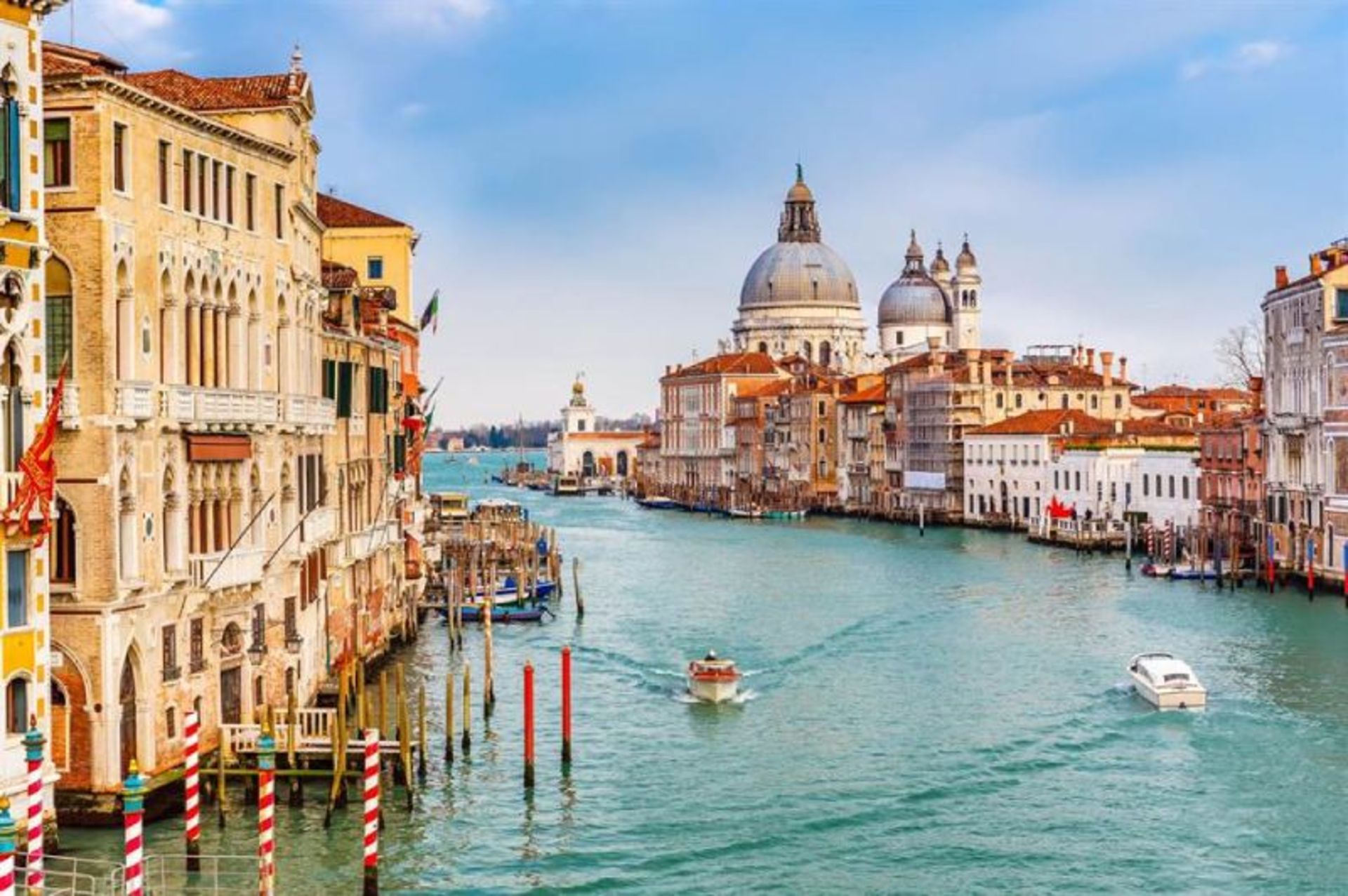 Grand canal of Venice and surrounding buildings