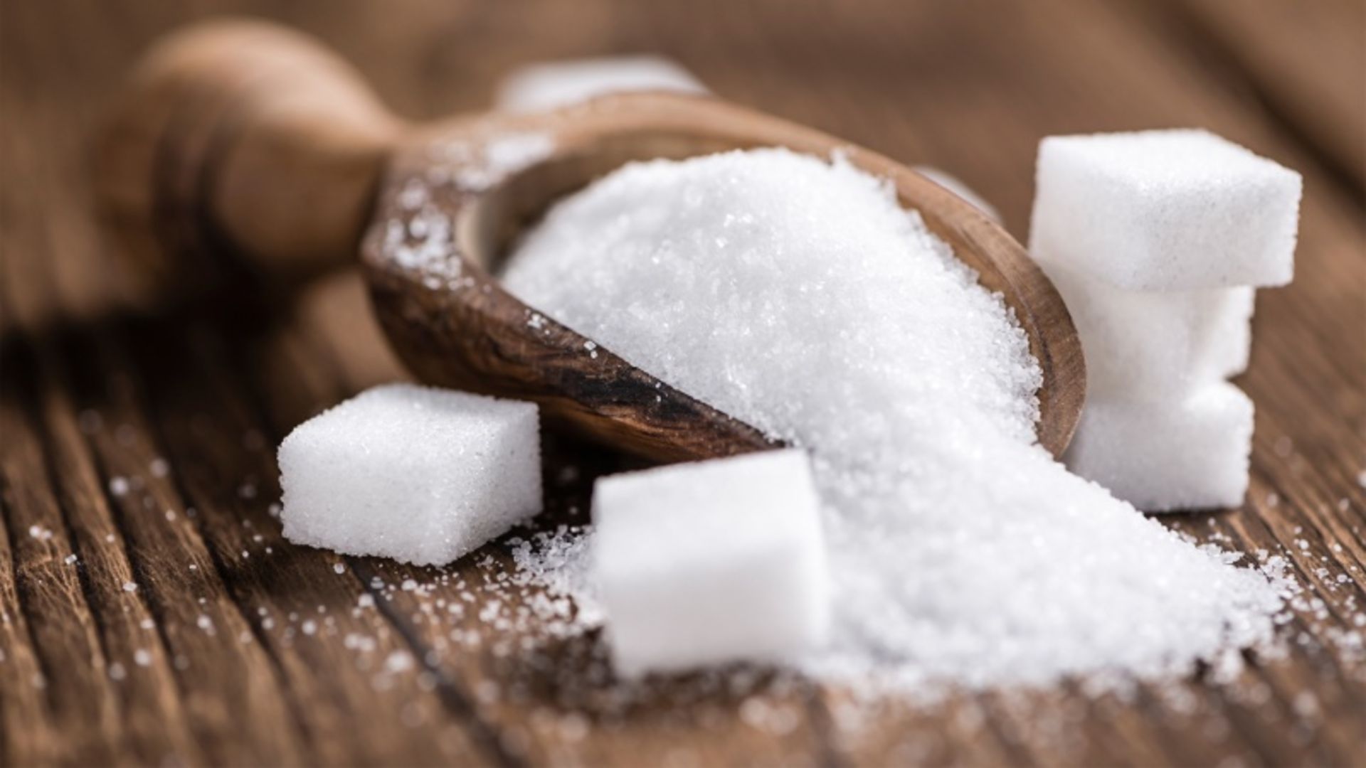 Sugar and sugar on a wooden table
