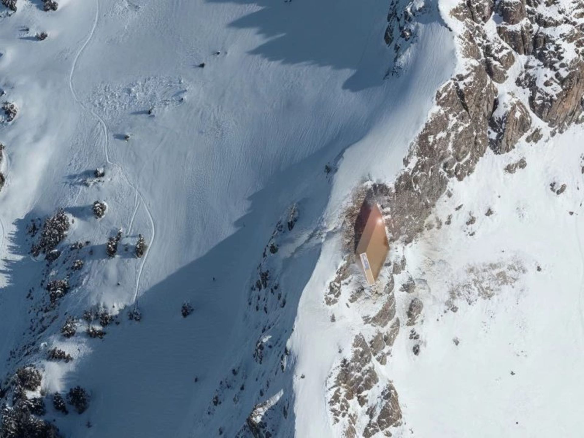 Simulation of the aerial image of the mouain lodge in the snowy Alps