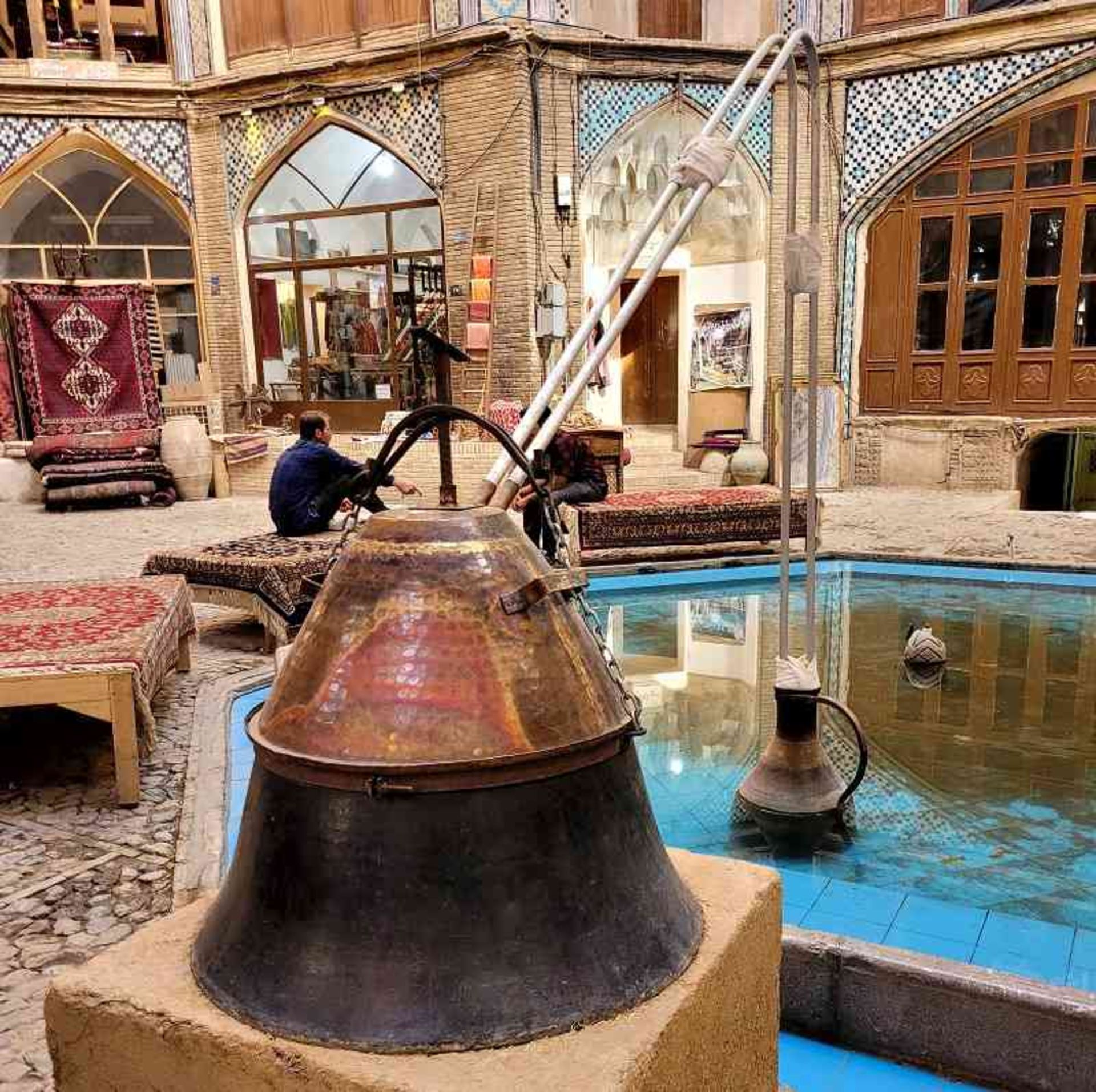 traditional glab giri in Kashan bazaar; Photo source: Haniye Adineh