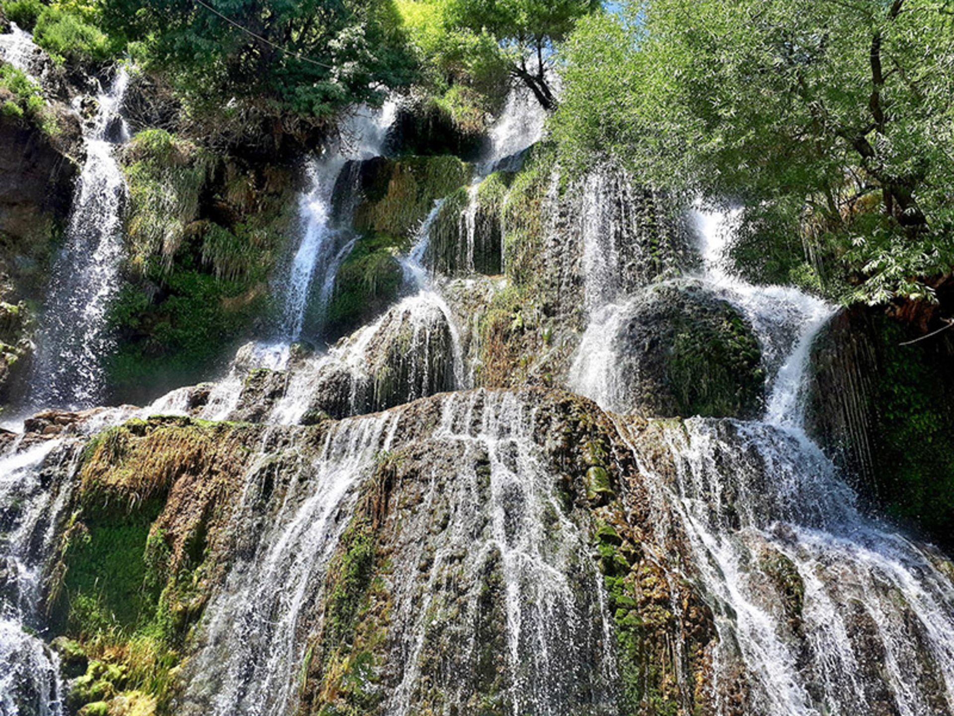 The desce of Niaser waterfall from the rocks