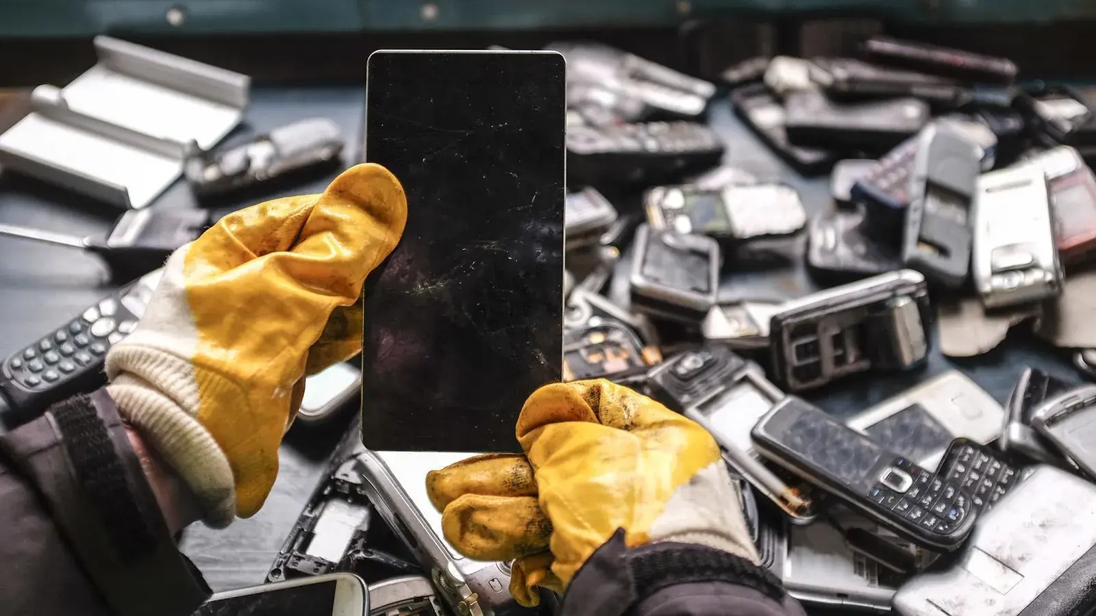 Extraction of base metals from mobile phones