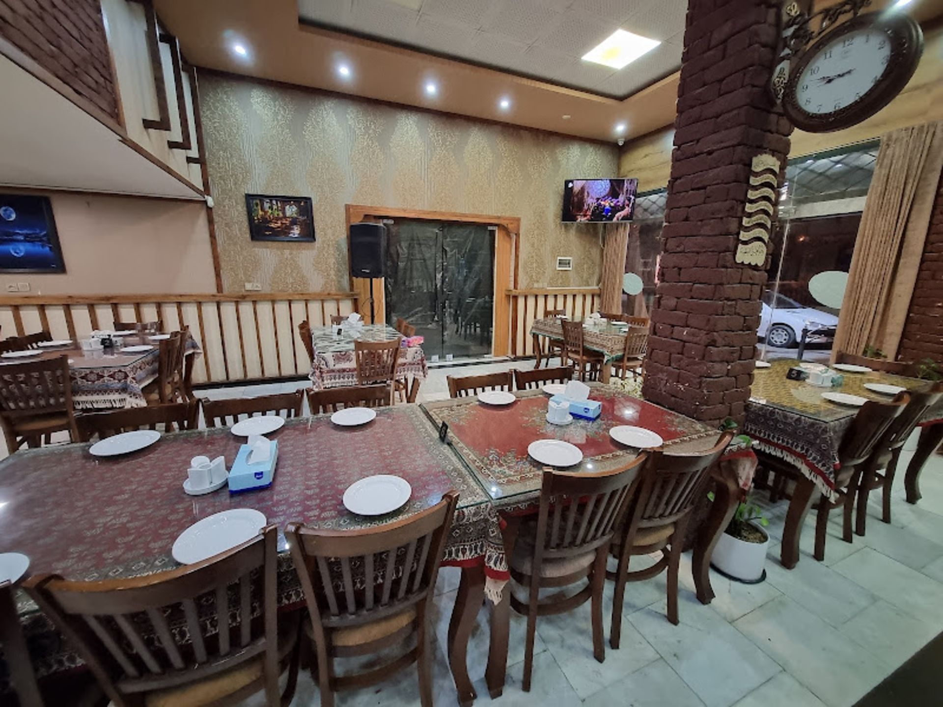 The traditional atmosphere of Darchin restaura in Shahrood
