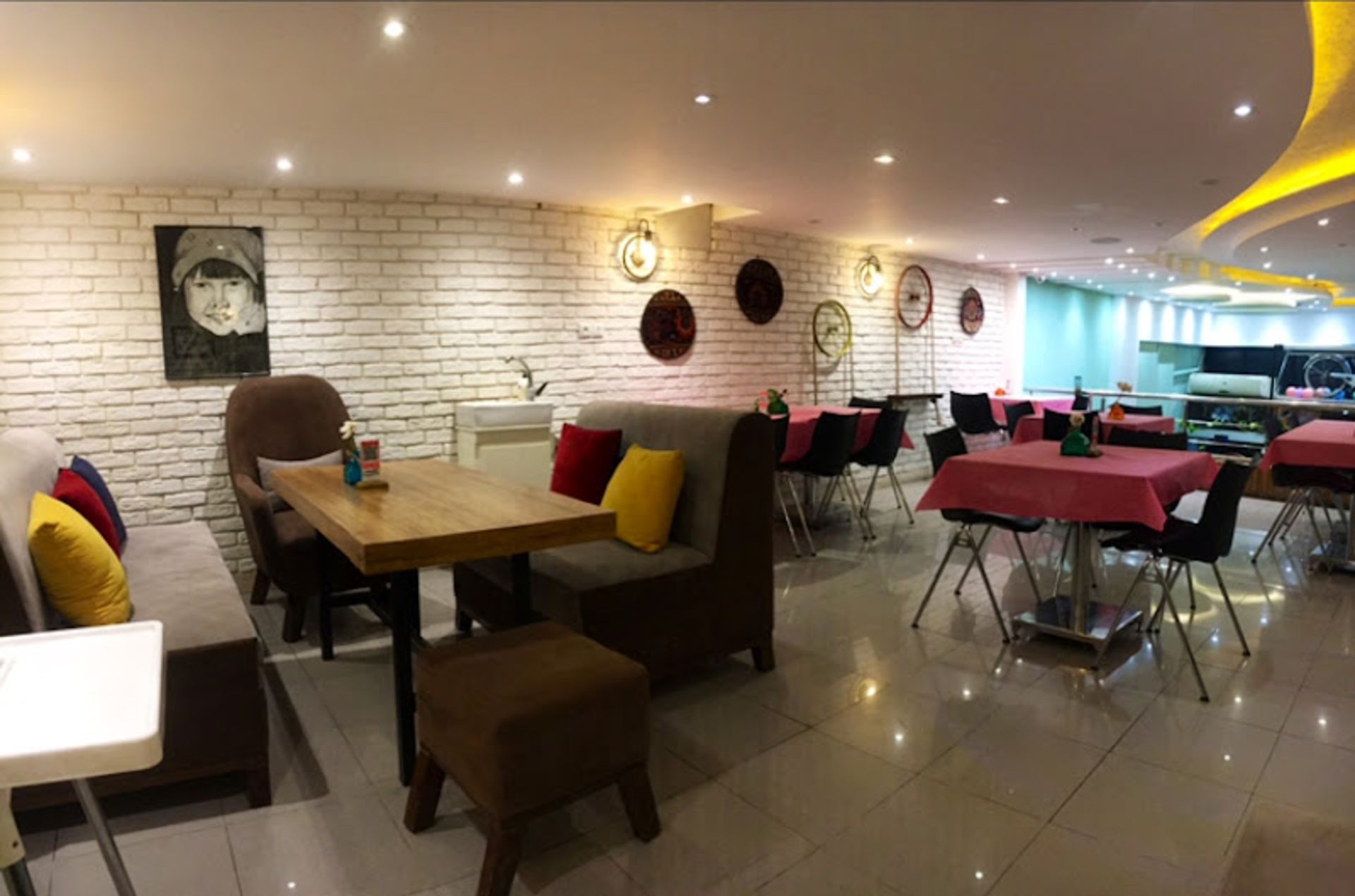 The modern atmosphere of Charcharakh Shahrood restaura cafe