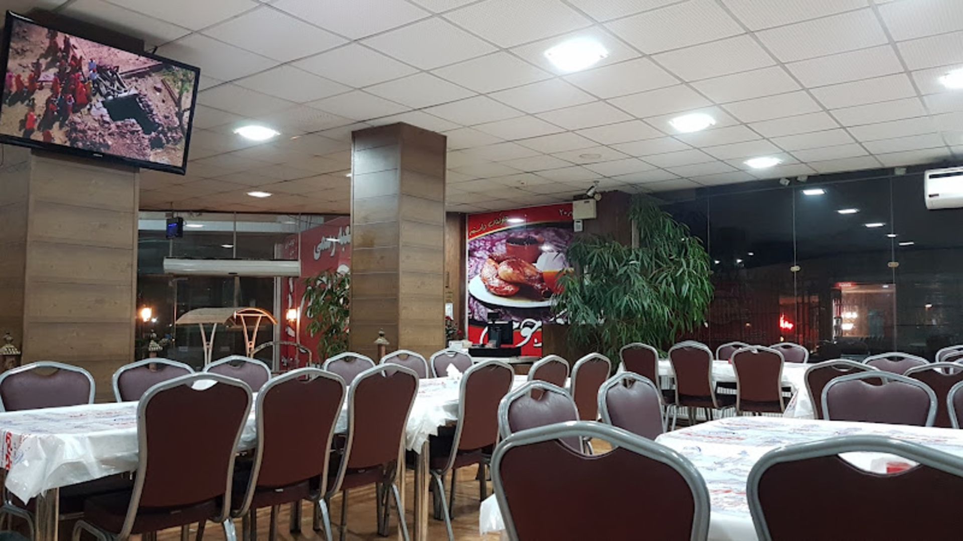 The ierior of Akbar Chicken Kalbadi restaura in Shahrood