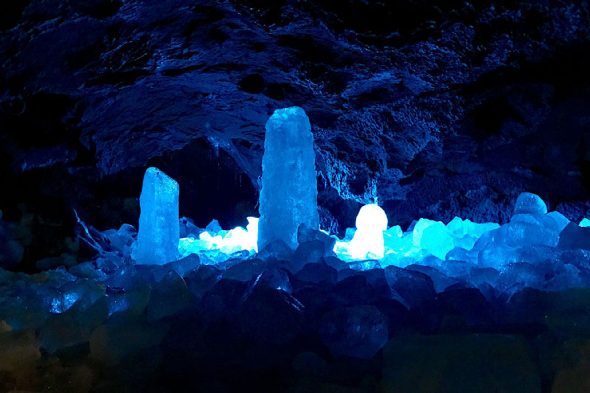 Ierior of Narosawa cave with blue light