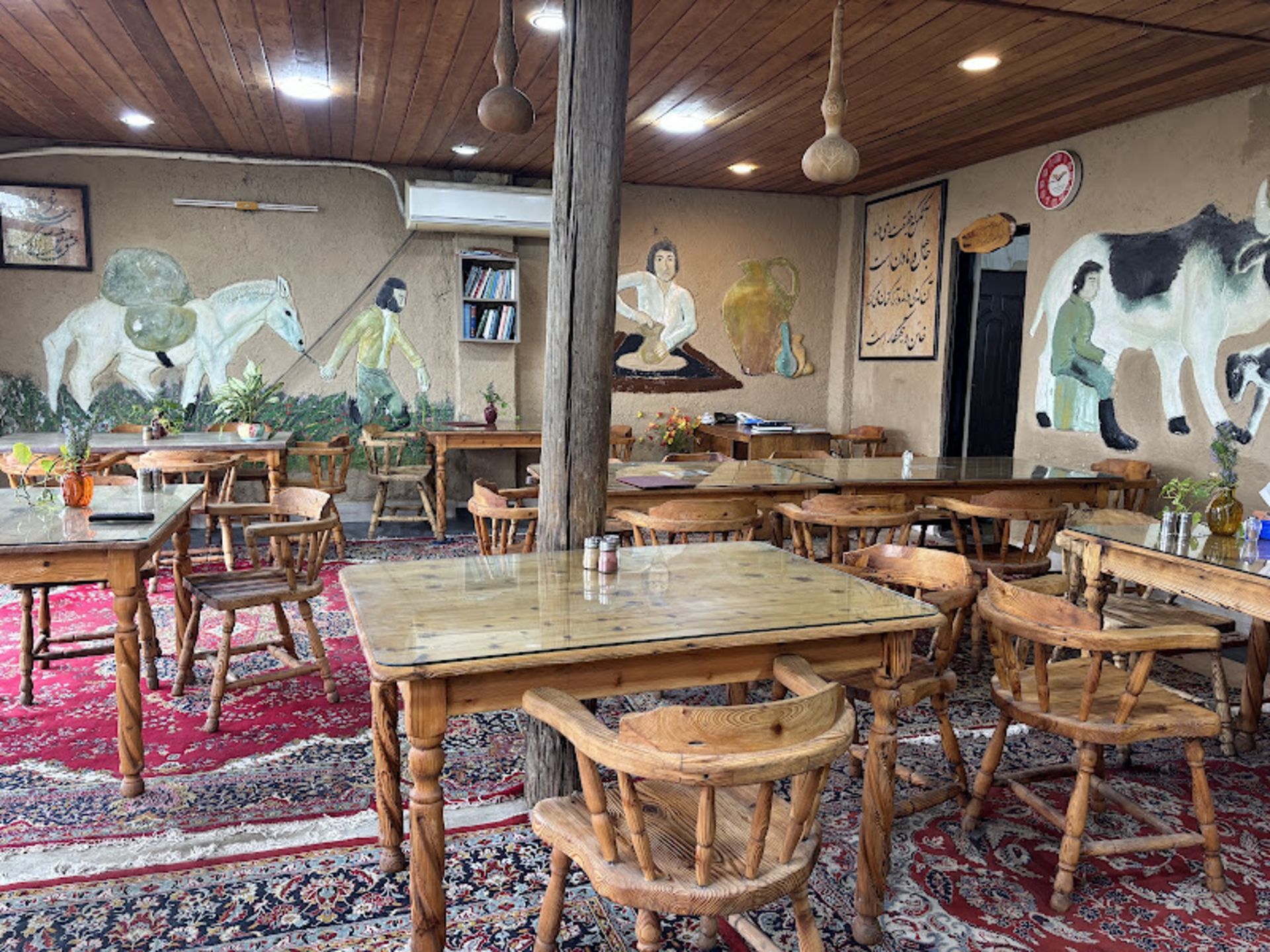 The traditional atmosphere of Setara Su Tenkaben restaura