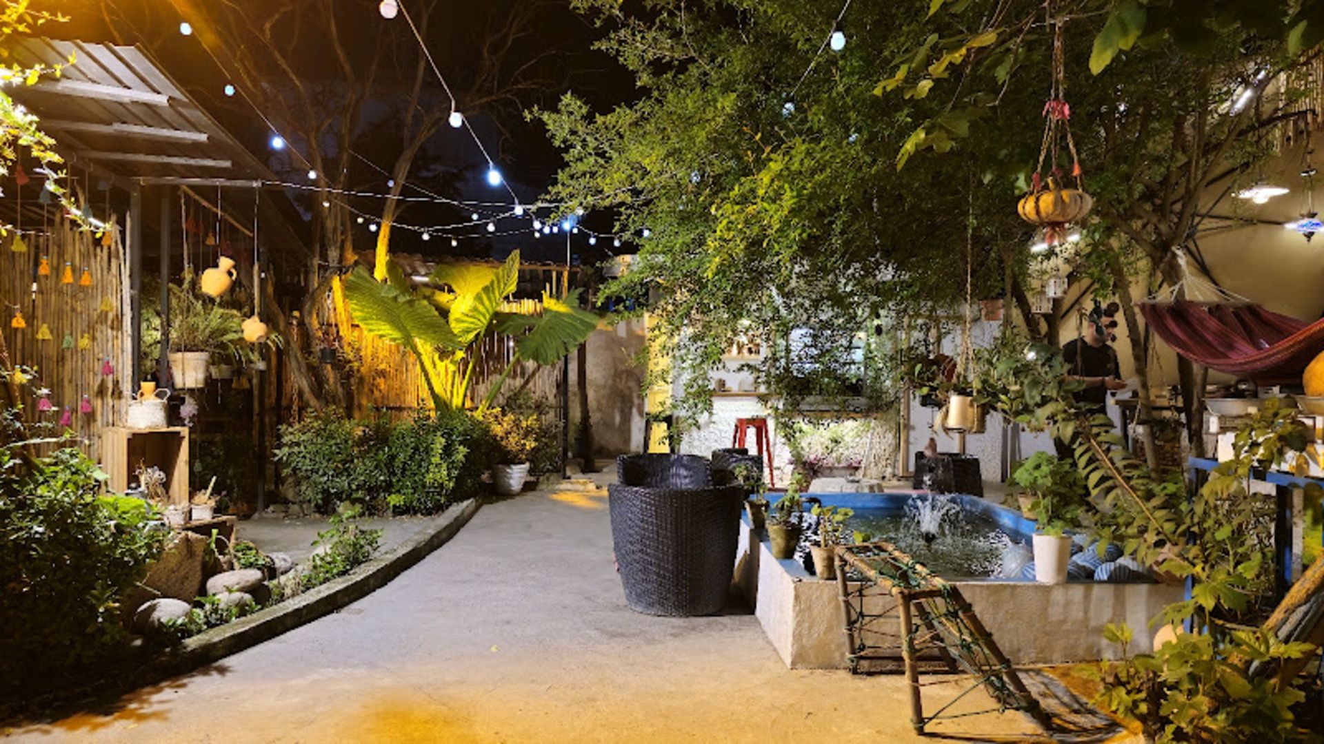 The traditional courtyard of Tonkabon Plukhone restaura at night