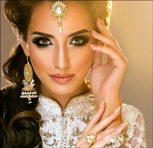 A model of thick Indian face makeup