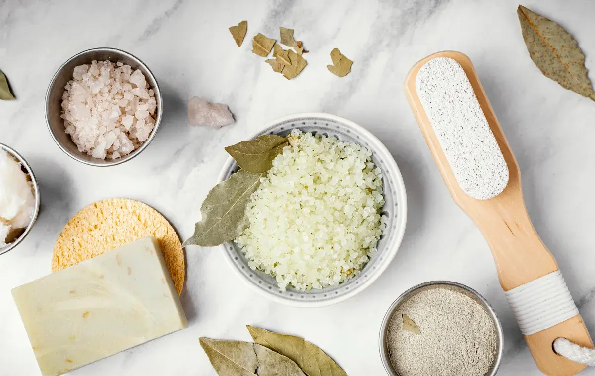 Rice flour and milk mask to lighten the skin of the hands