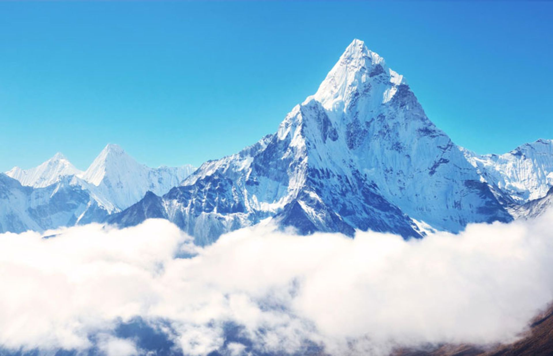 A magnifice snowy peak above a sea of ​​clouds