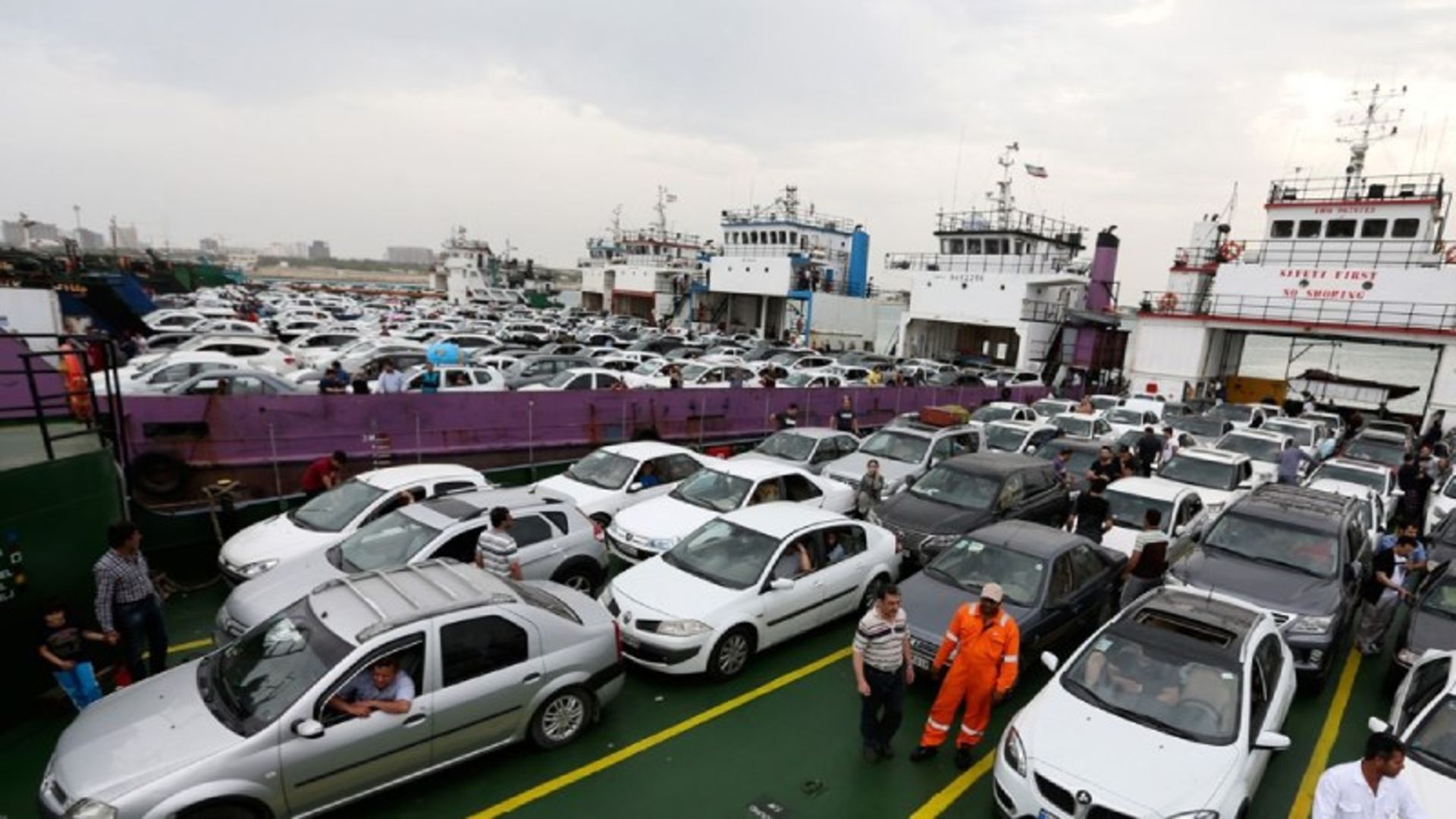Transporting cars by floating in the sea