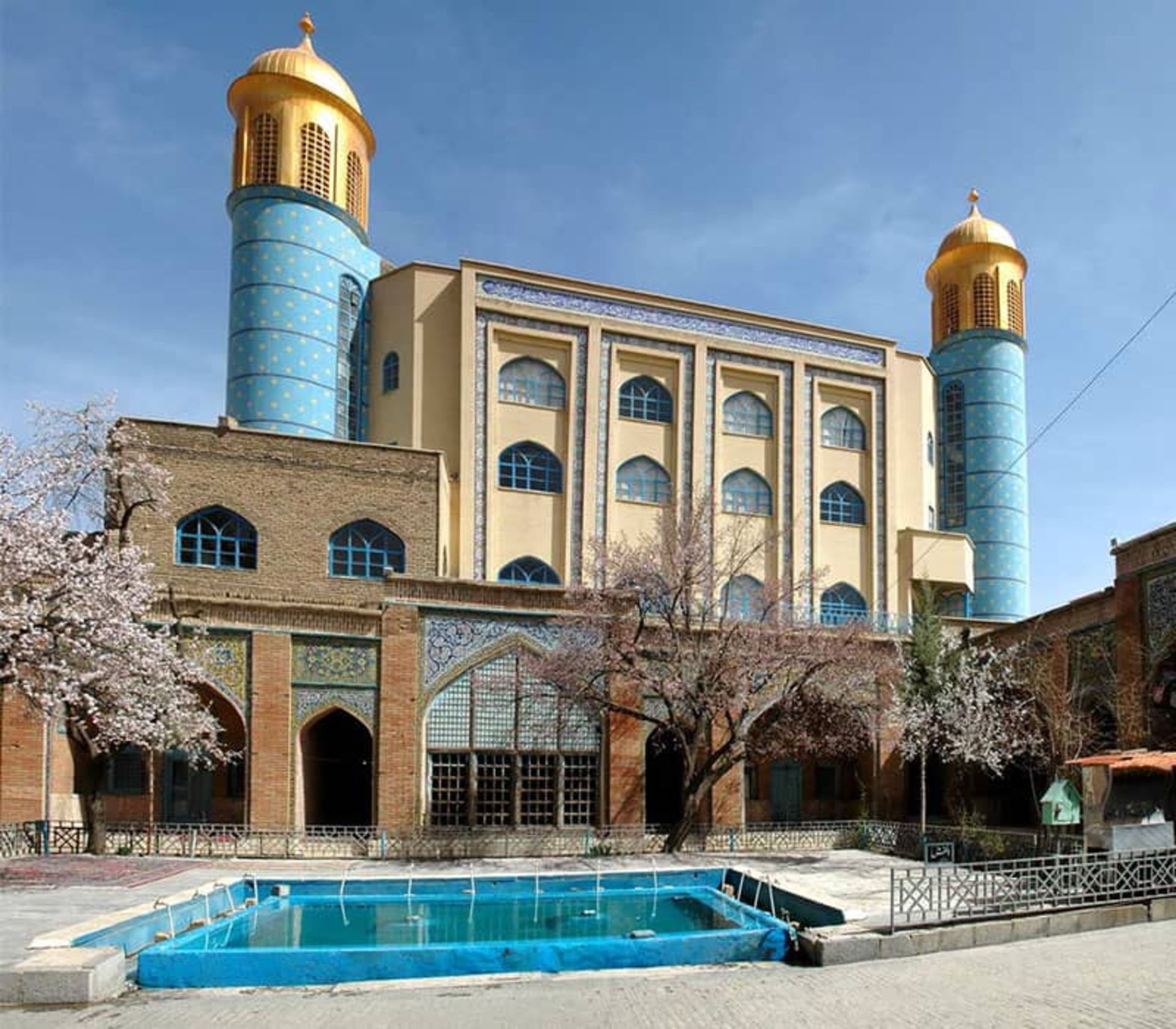 The building and garlands of Sanandaj Grand Mosque