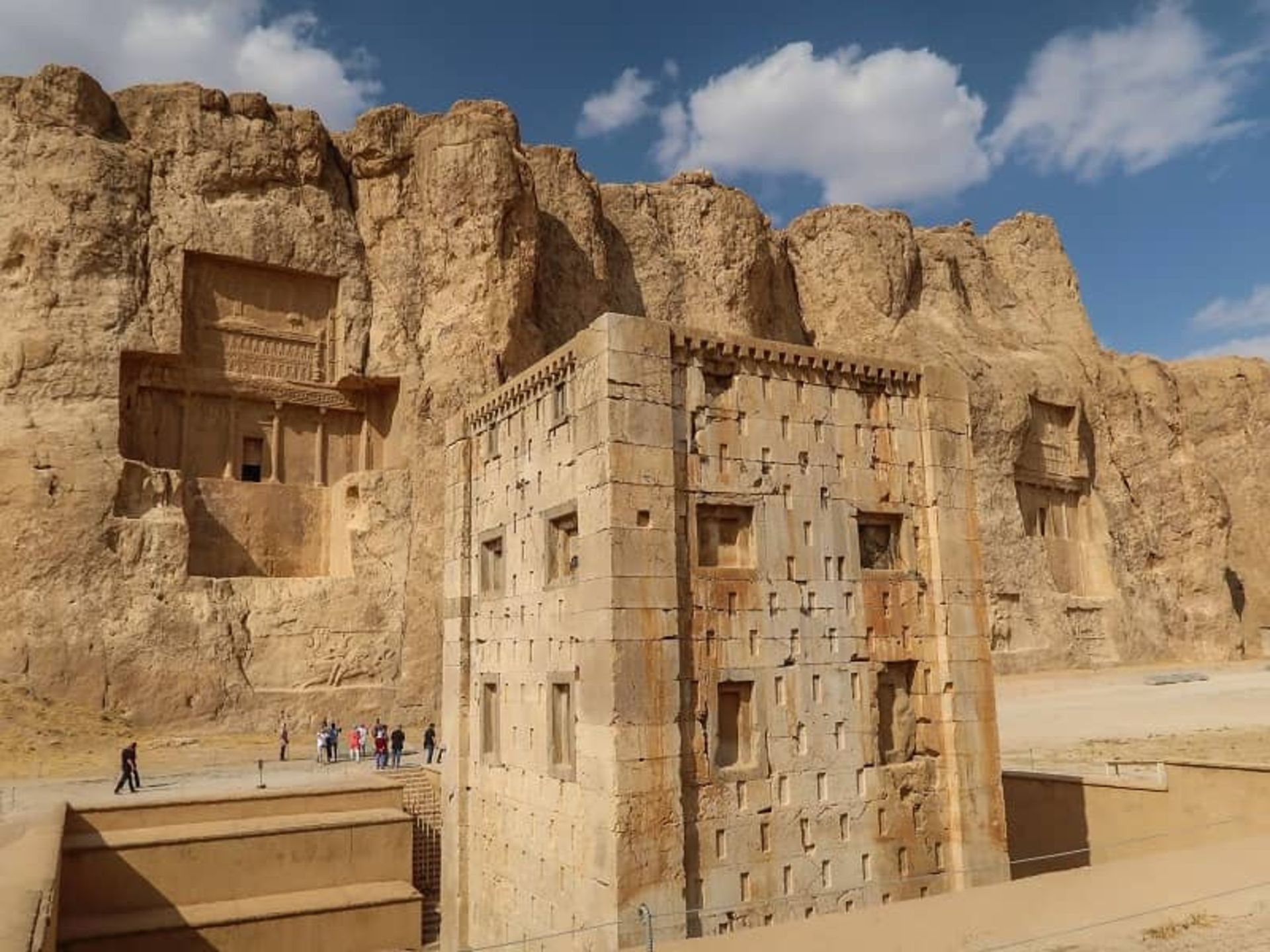 Naqsh Rostam on the side of Marvdasht road