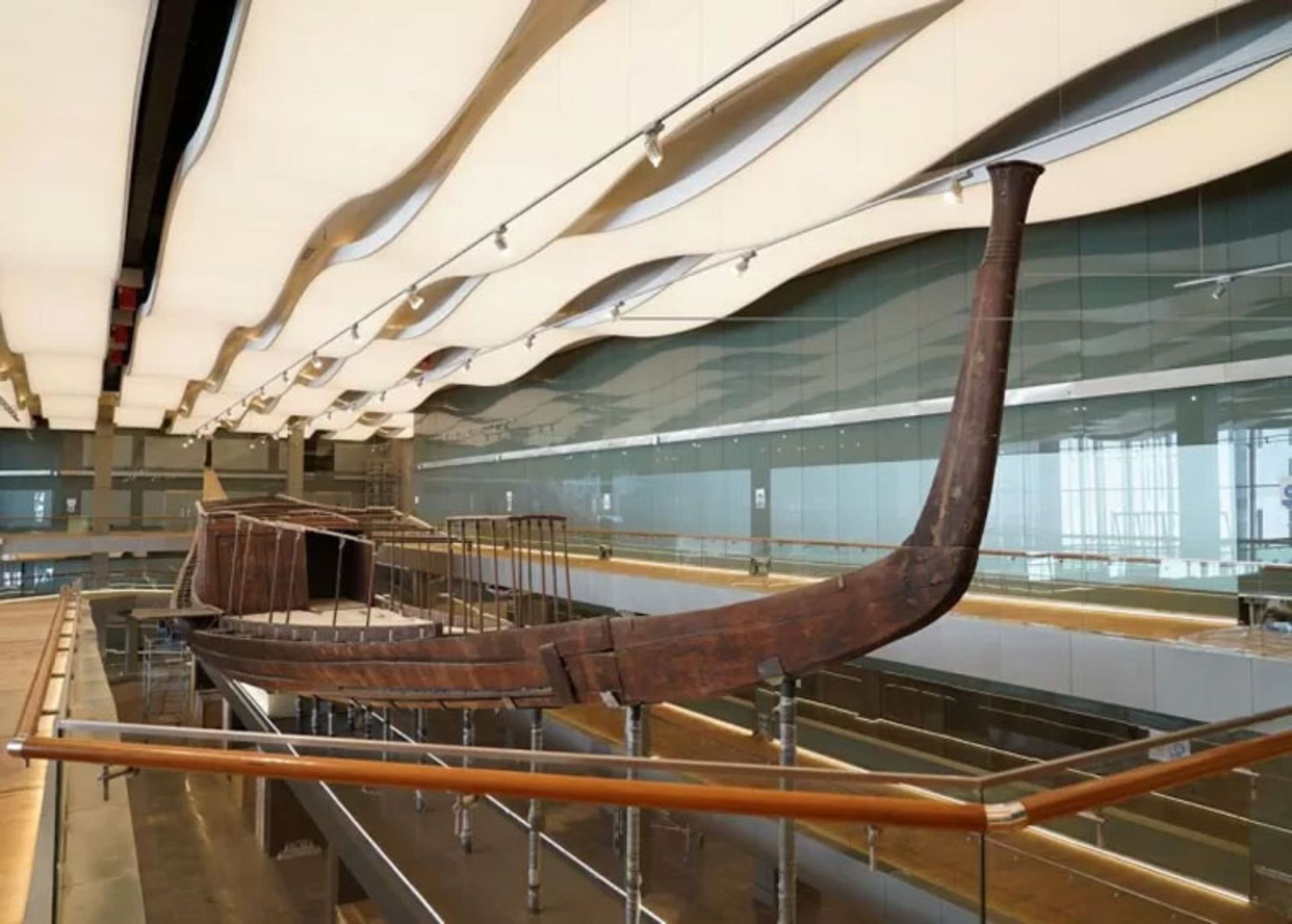 The beautiful effect of the curvature of the ship's wooden nose in the modern space of the museum