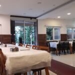 The interior of Se Kaj restaurant in Tenkaben