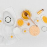 The combination of lemon juice and honey to lighten the skin of the hands