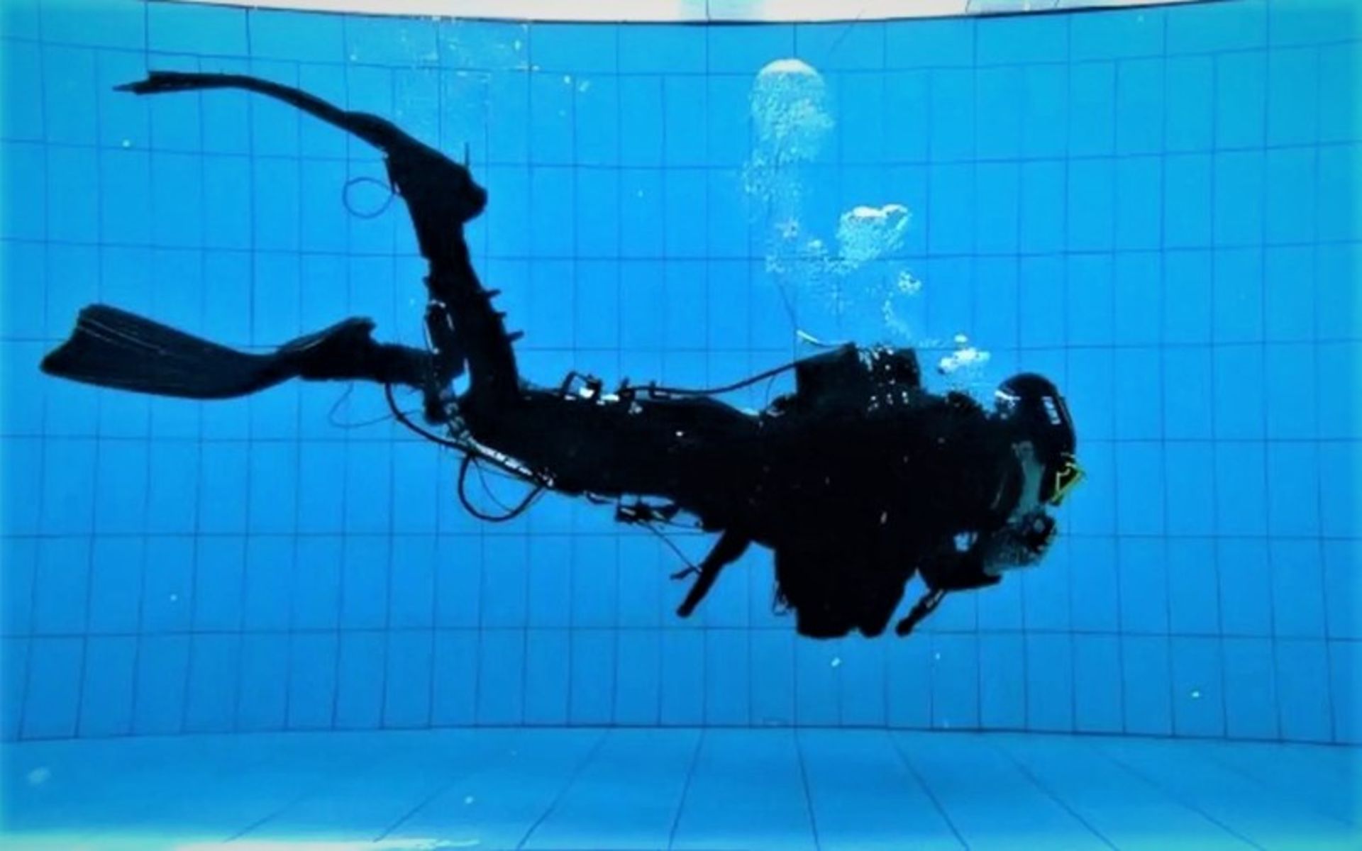 Diving with a robotic suit in the sea