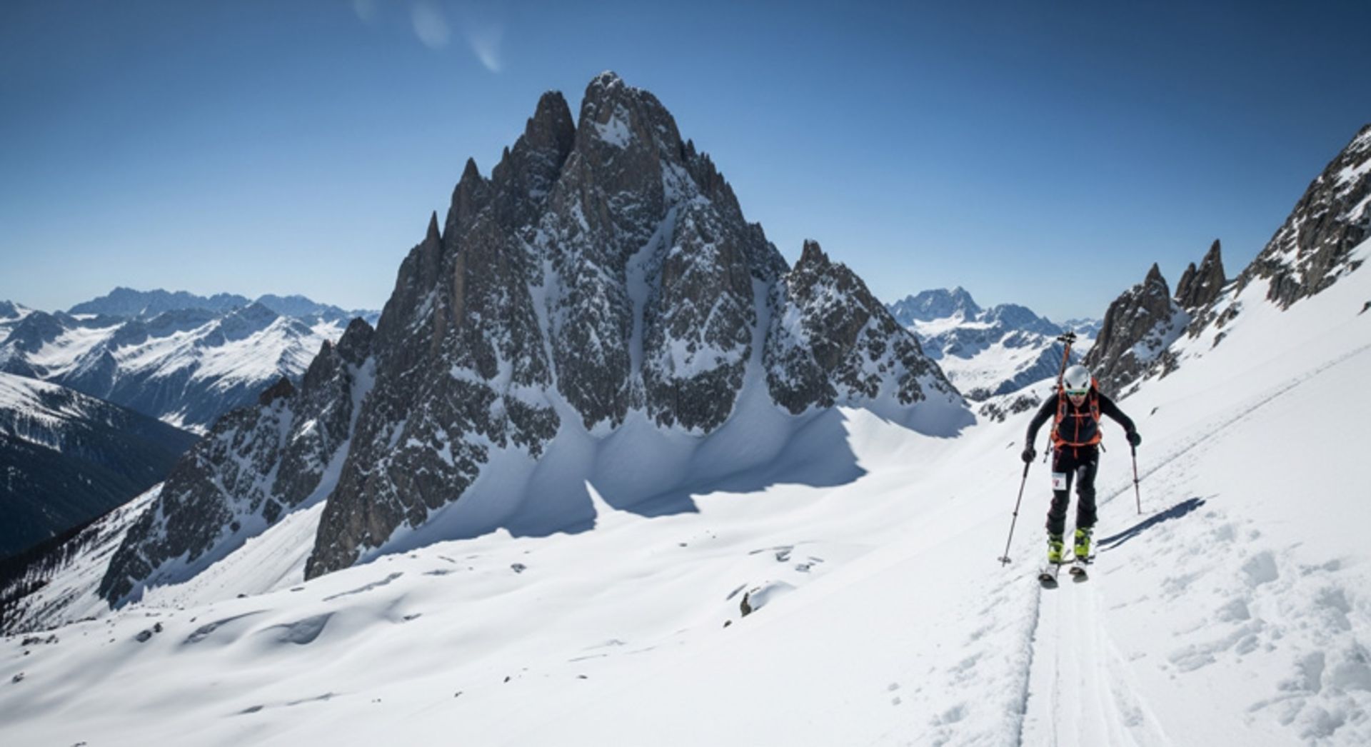 The desce of the Eskimo athlete after climbing