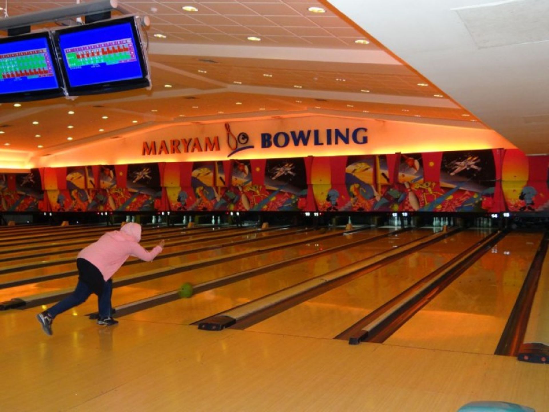 Maryam Kish bowling indoor player