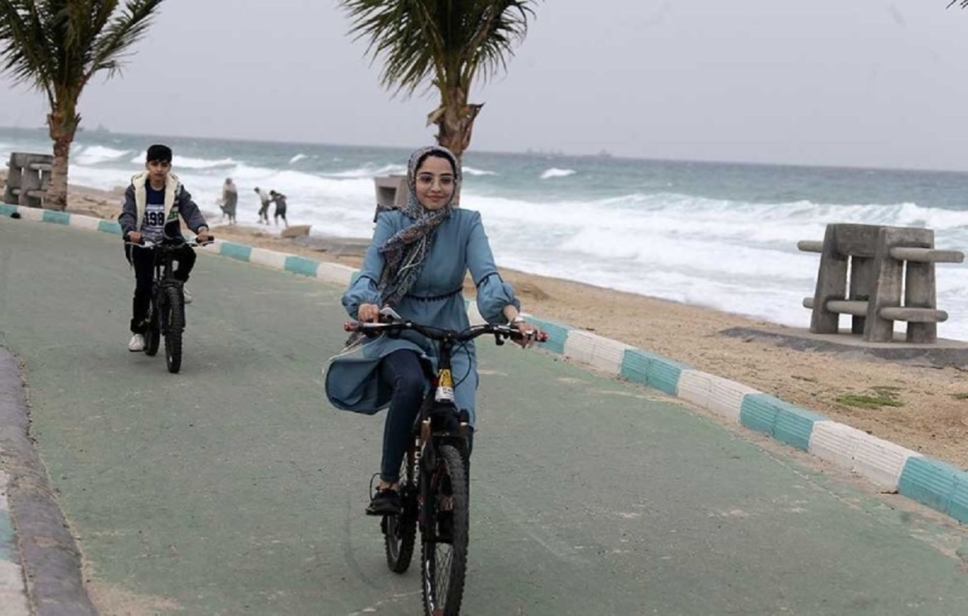 Cyclists on the Kish cycling route