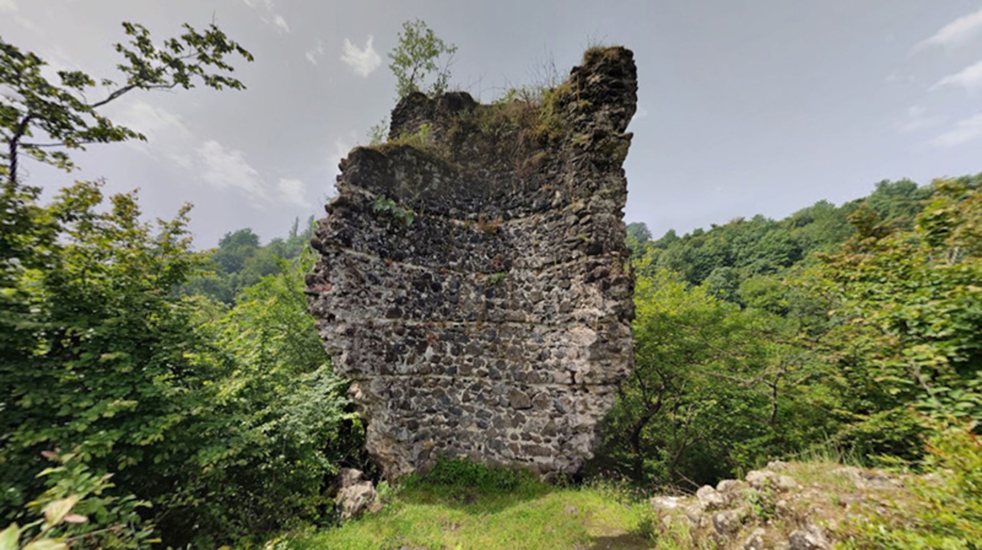 The remains of the stone towers of Bandban Castle