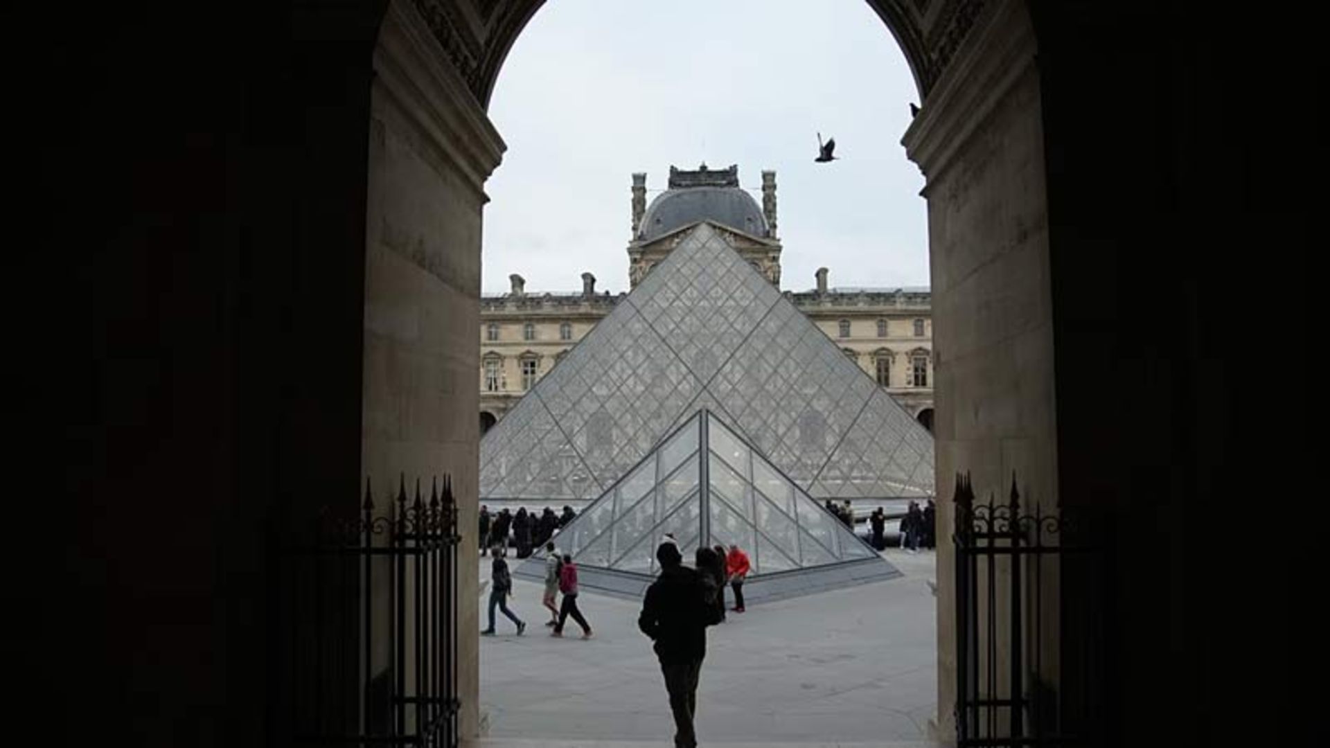 The image of the Louvre museum through the arch of the building