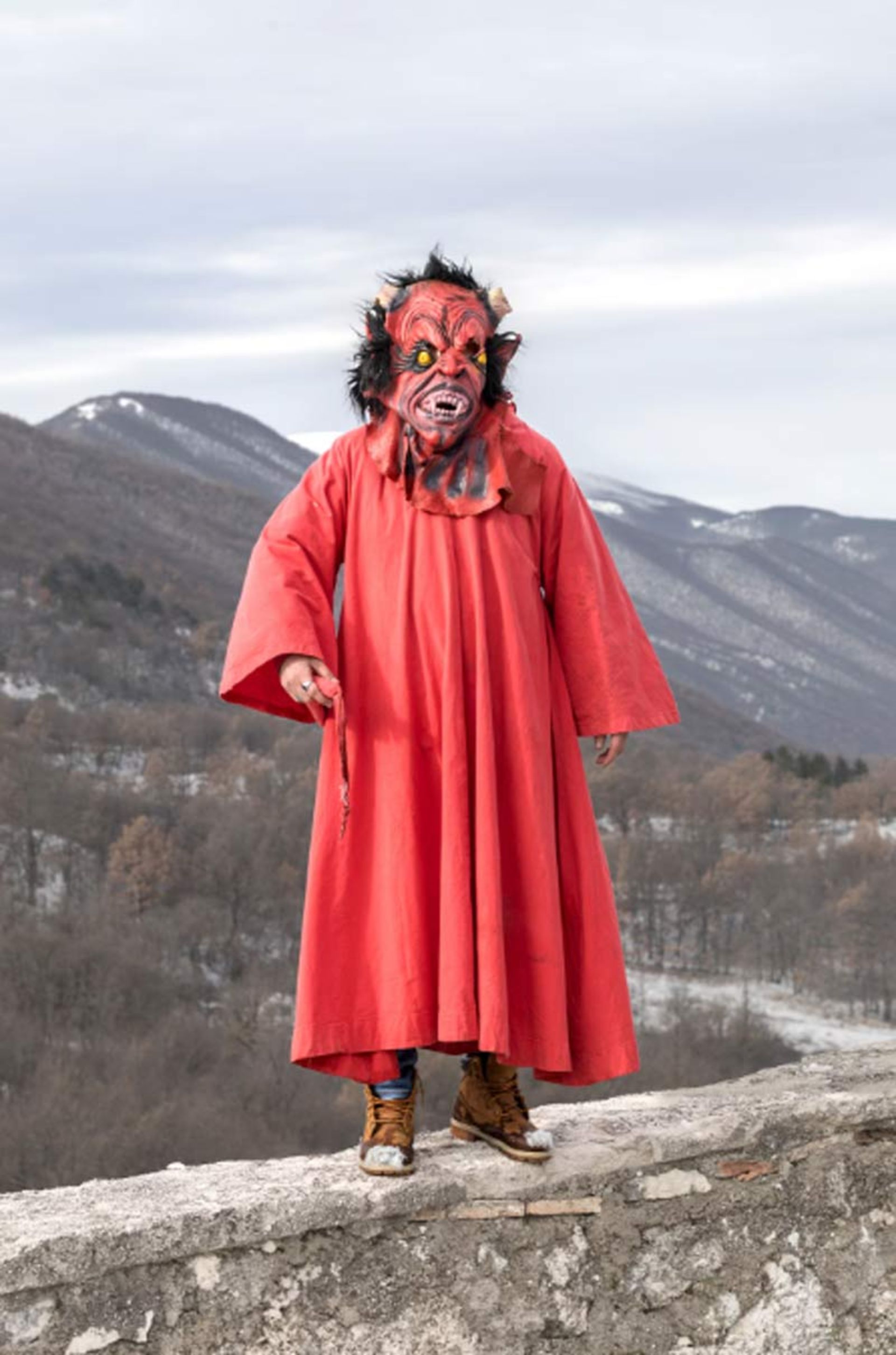 Participa of the Panarda festival wearing a mask with the face of the devil