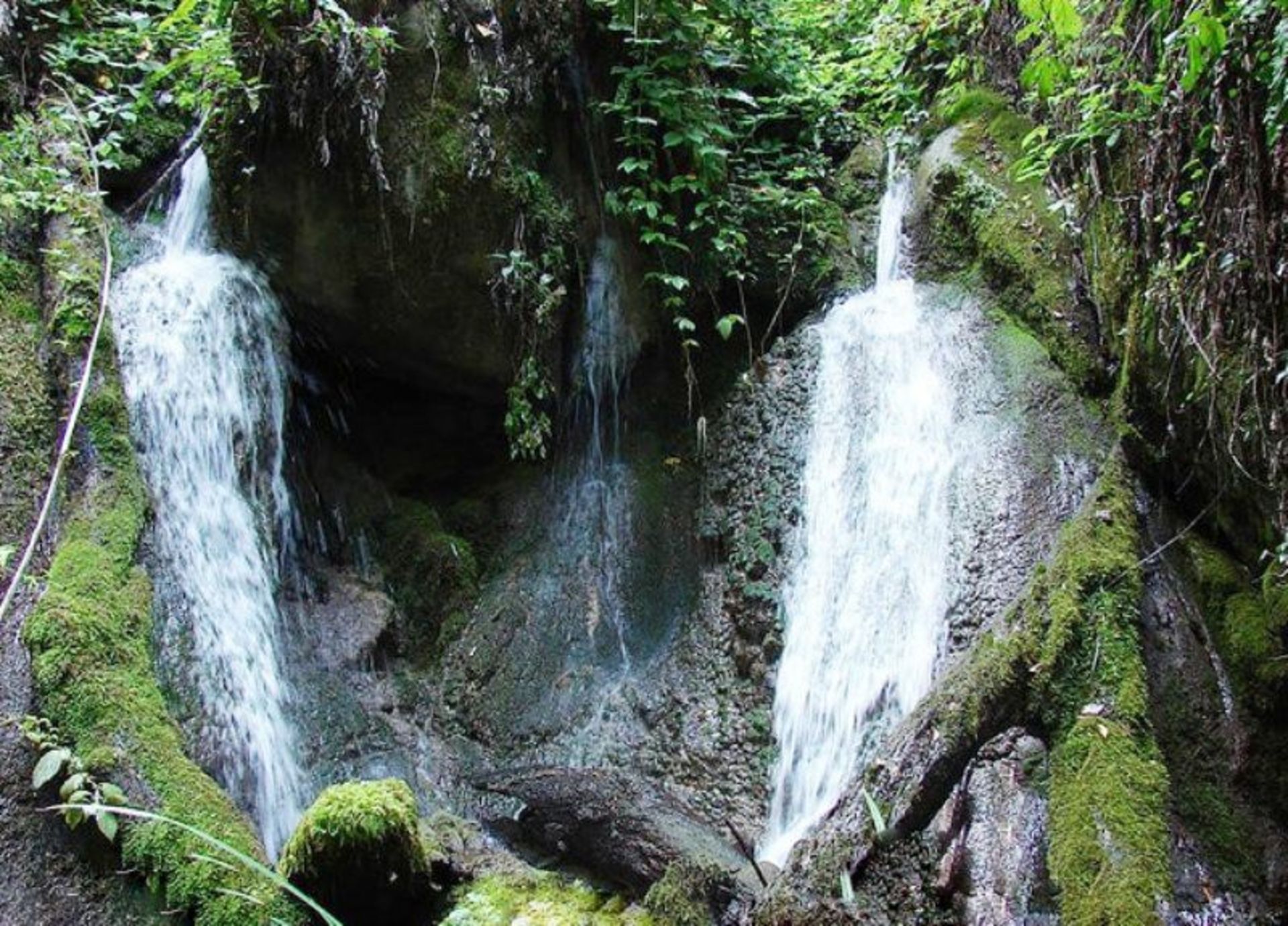 Descending the Nomel waterfall among the mossy rocks