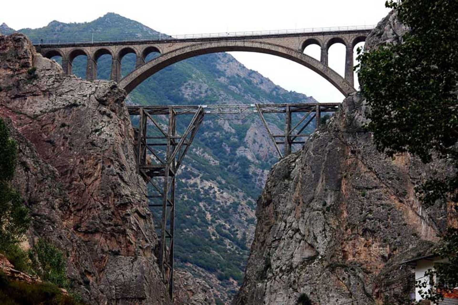 Versk bridge between two mouains