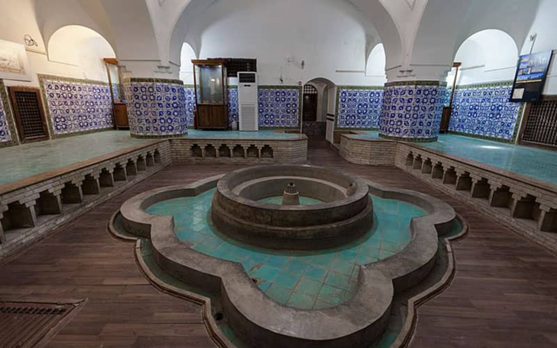 The ierior of Hazrat Semnan is warm
