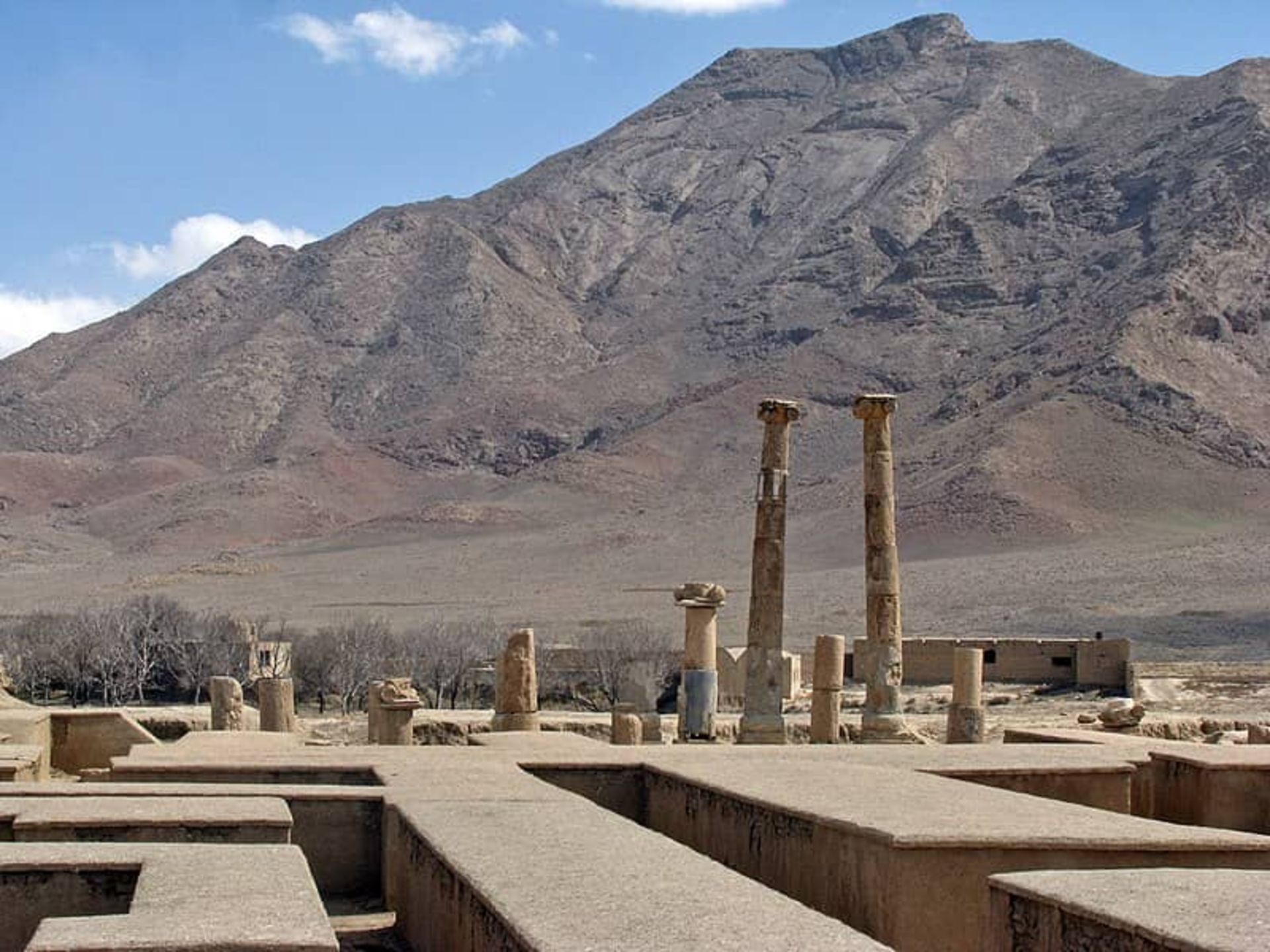 The remains of the columns of Khoreh Temple