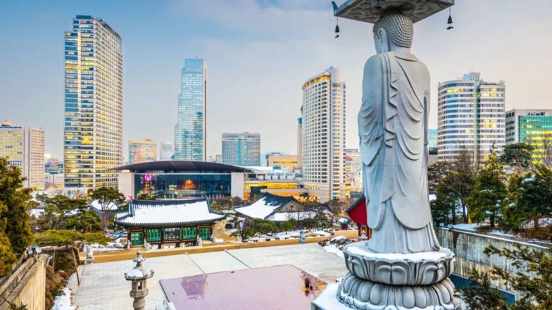 Big Buddha in fro of the modern skyscrapers of Seoul