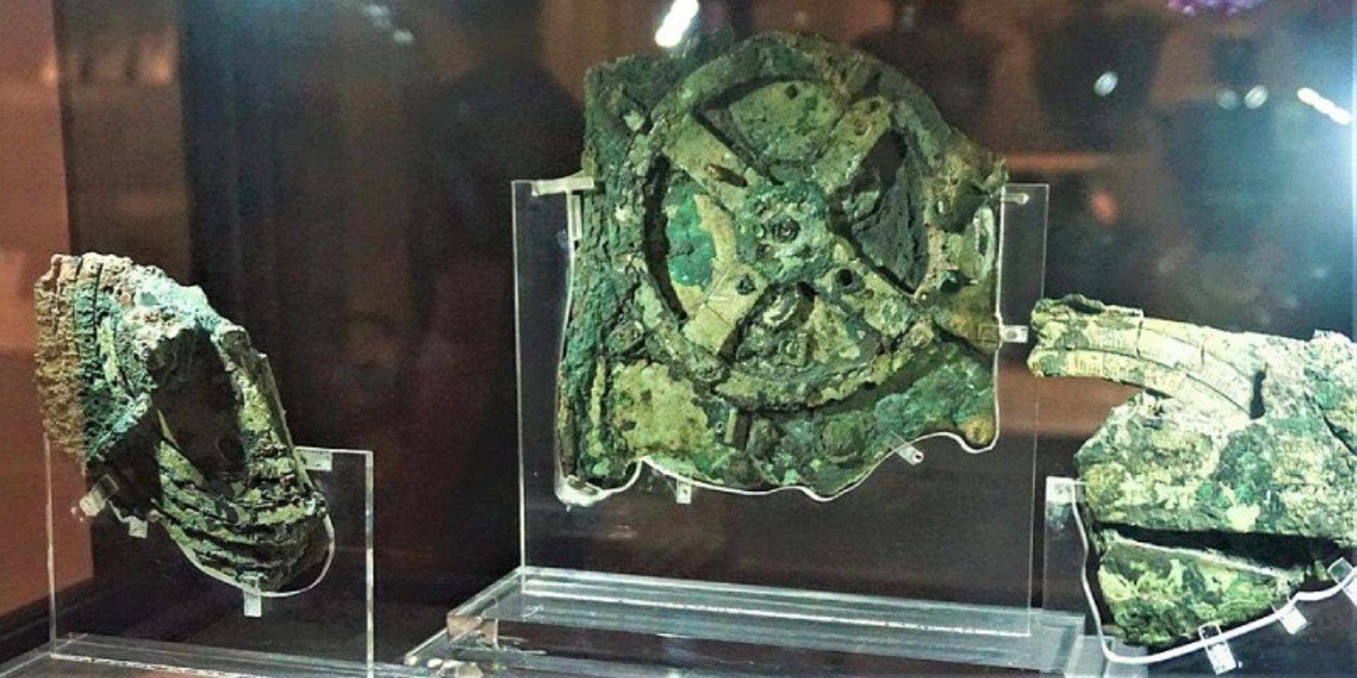Display of Antikythera car parts in the museum